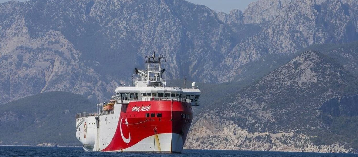 Ξαφνικός τυφώνας κτύπησε την Αττάλεια όπου ελλιμενίζεται το Oruc Reis: Κατέρρευσε τζαμί - Ένας νεκρός